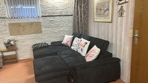 TV, DVD player - Apartment 'Souterrainwohnung Zum Leiselsee' with Shared Garden and Wi-Fi (Baunatal)