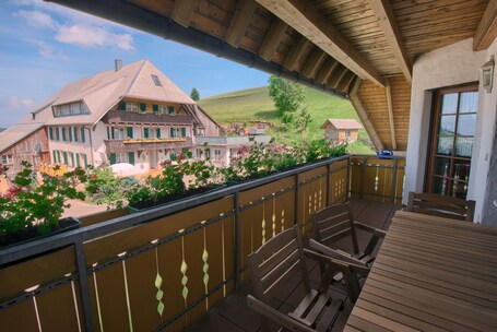 Outdoor dining. Heimkehr – Natural. Genuine. Managed with Heart.
