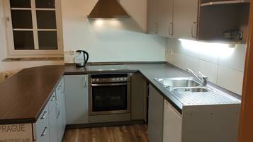 Réfrigérateur, four, plaque de cuisson, bouilloire électrique