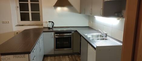 Kühlschrank, Ofen, Herdplatte, Wasserkocher