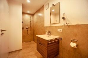 Douche, articles de toilette gratuits, sĂšche-cheveux