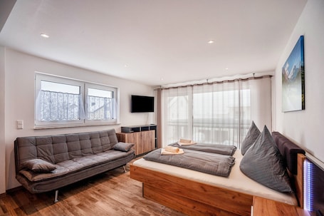 1 bedroom, free WiFi, bed sheets. Studio Apartment 'Ferienwohnung Legau' with Wi-Fi