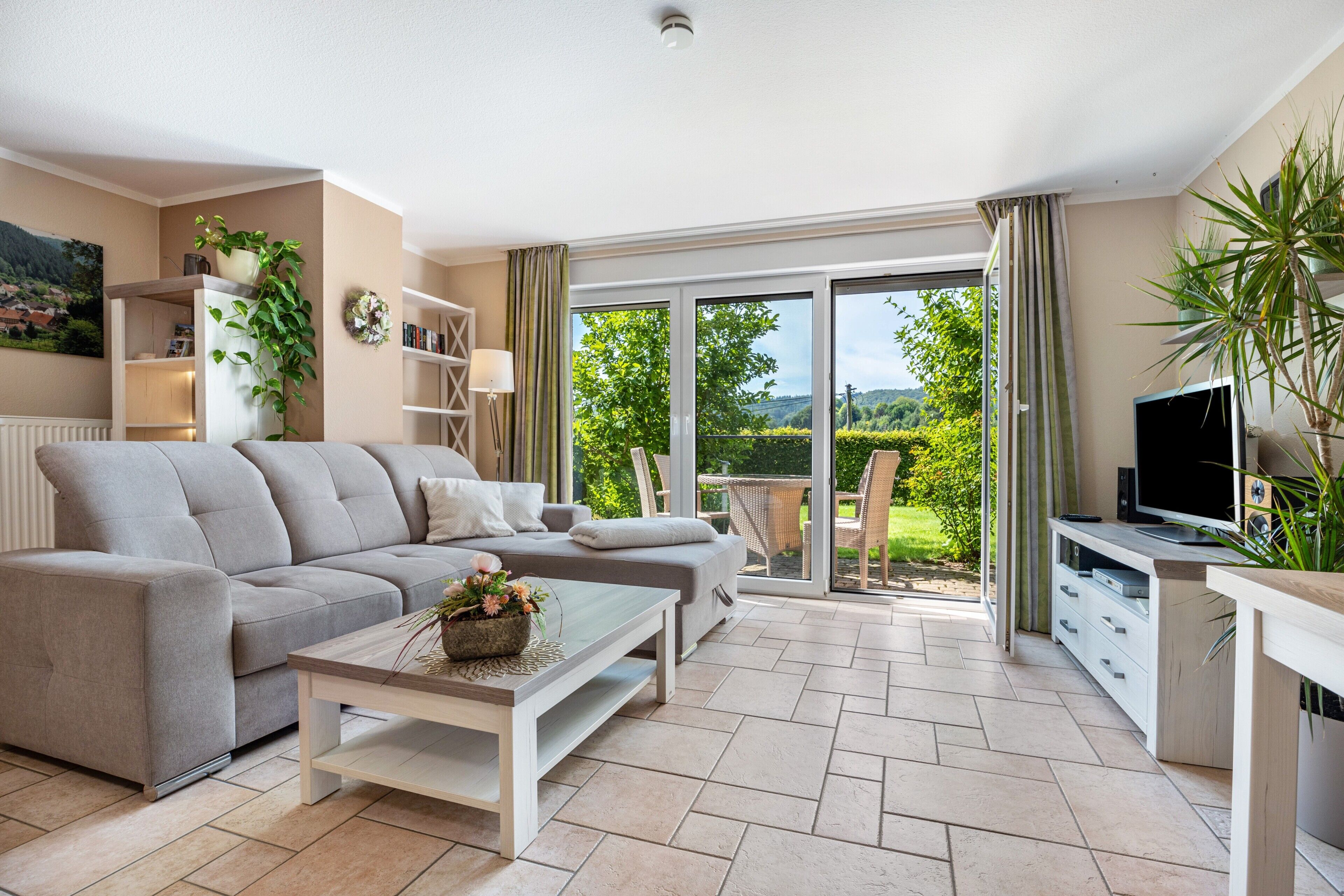 Televisión, reproductor de DVD, estéreo