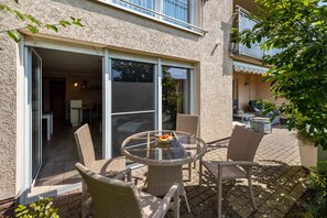 Outdoor dining - Holiday Apartment "Fasse" with Private Terrace and Wi-Fi (Uslar)