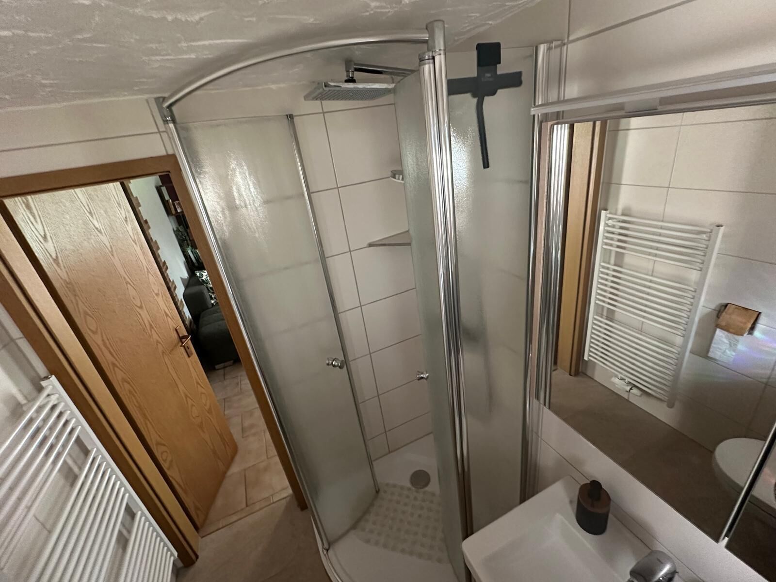 Douche, sèche-cheveux, serviettes fournies