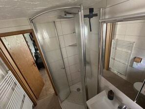 Shower, free toiletries, hair dryer, towels