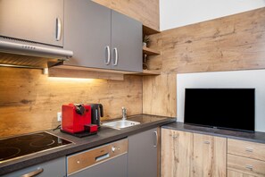 Kühlschrank, Mikrowelle, Herdplatte, Geschirrspüler