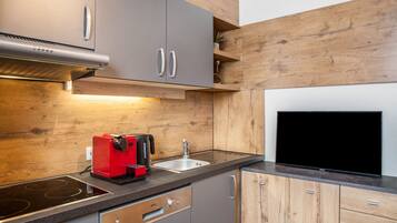 Réfrigérateur, micro-ondes, plaque de cuisson, lave-vaisselle