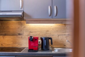 Fridge, microwave, stovetop, dishwasher - Apartment "Bergtraum Ried – Type 1" with Mountain View, Shared Garden and Wi-Fi (Ried im Oberinntal)