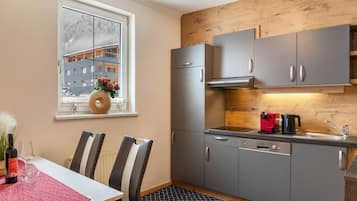 Een koelkast, een magnetron, een kookplaat, een vaatwasser