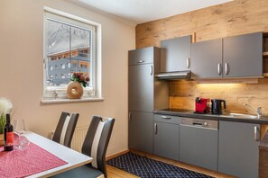 Kühlschrank, Mikrowelle, Herdplatte, Geschirrspüler