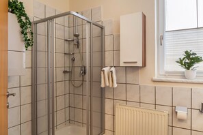 Dusche, Haartrockner, Handtücher