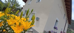 Ein Gebäude mit weißer Fassade, Hausnummer 109, und einem Schild mit der Aufschrift 'APART BERGERAUUM'.