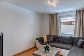 TV - Apartment 'Apart Bergtraum Ried - Type 2' with Mountain View, Garden Access & Wi-Fi (Ried im Oberinntal)