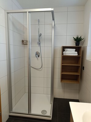 Dusj, hårføner og håndklær