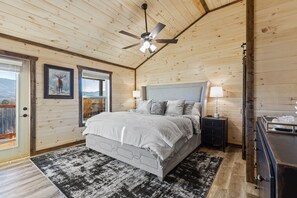 4 室のベッドルーム、デスク、アイロン / アイロン台、旅行用ベビーベッド