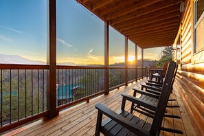 Terrace/patio - New Luxury 4-Bed Cabin - Stunning Views, Pool, Hot Tub, Theater, Arcade (Sevierville)