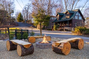 Property grounds - New Luxury 4-Bed Cabin - Stunning Views, Pool, Hot Tub, Theater, Arcade (Sevierville)
