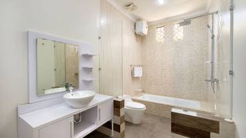 Family Suite | Bathroom | Shower, towels