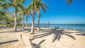 Na praia, toalhas de praia, passeios de caiaque, passeios de lancha