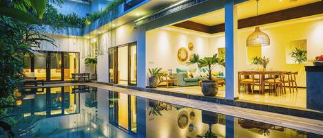 Villa familiar, 3 habitaciones, alberca privada, vista al jardín | 3 habitaciones, camas con efecto memoria y artículos del minibar gratis