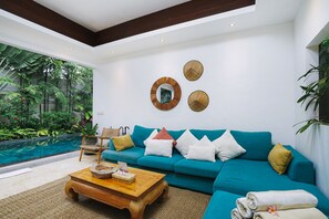 Familievilla, 3 soverom, privat basseng, hageutsikt | Oppholdsområde | En 41-tommers smart-TV med kabel-kanaler samt Netflix