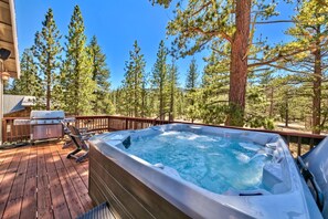 Outdoor spa tub - Lake Tahoe Ski Base Camp: National Forest Land, Hot Tub, Pool Table, Pet Friendly (South Lake Tahoe)