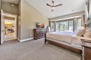 4 bedrooms, iron/ironing board, travel cot, free WiFi - Tahoe Basecamp: National Forest+River, Hot Tub, AC (South Lake Tahoe)