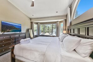 4 bedrooms, iron/ironing board, travel cot, free WiFi - Lake Tahoe Ski Base Camp: National Forest Land, Hot Tub, Pool Table, Pet Friendly (South Lake Tahoe)