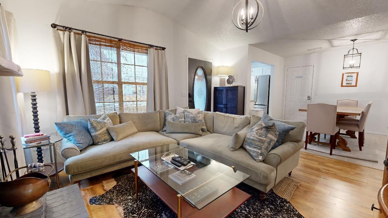 Timberline Cottage - NO checkout chores! 2 minutes to I-49, 8 minutes from UofA.