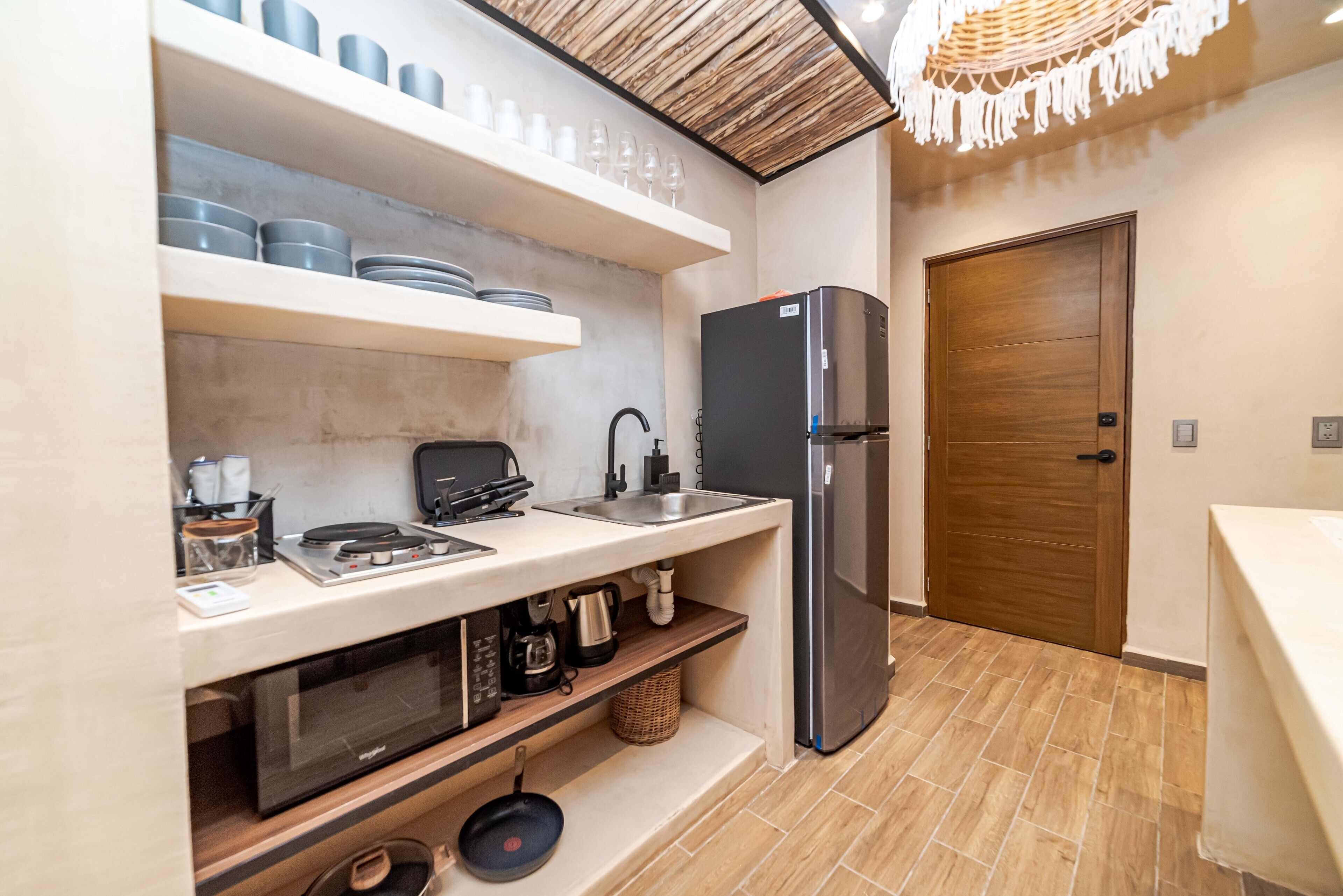 Loft Deluxe | Cocina privada | Refrigerador con congelador, microondas y parrilla de estufa 