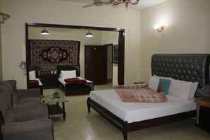 Quadruple Room | Free WiFi - Budget Inn Guest House (Islamabad)
