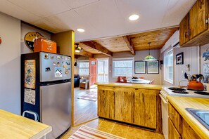 Kjøleskap, mikrobølgeovn, ovn og kokeplater