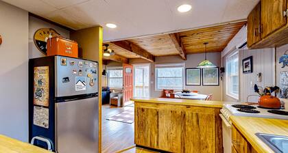 Outdoor lover's retreat with private cedar sauna, grill, mountain view, & AC