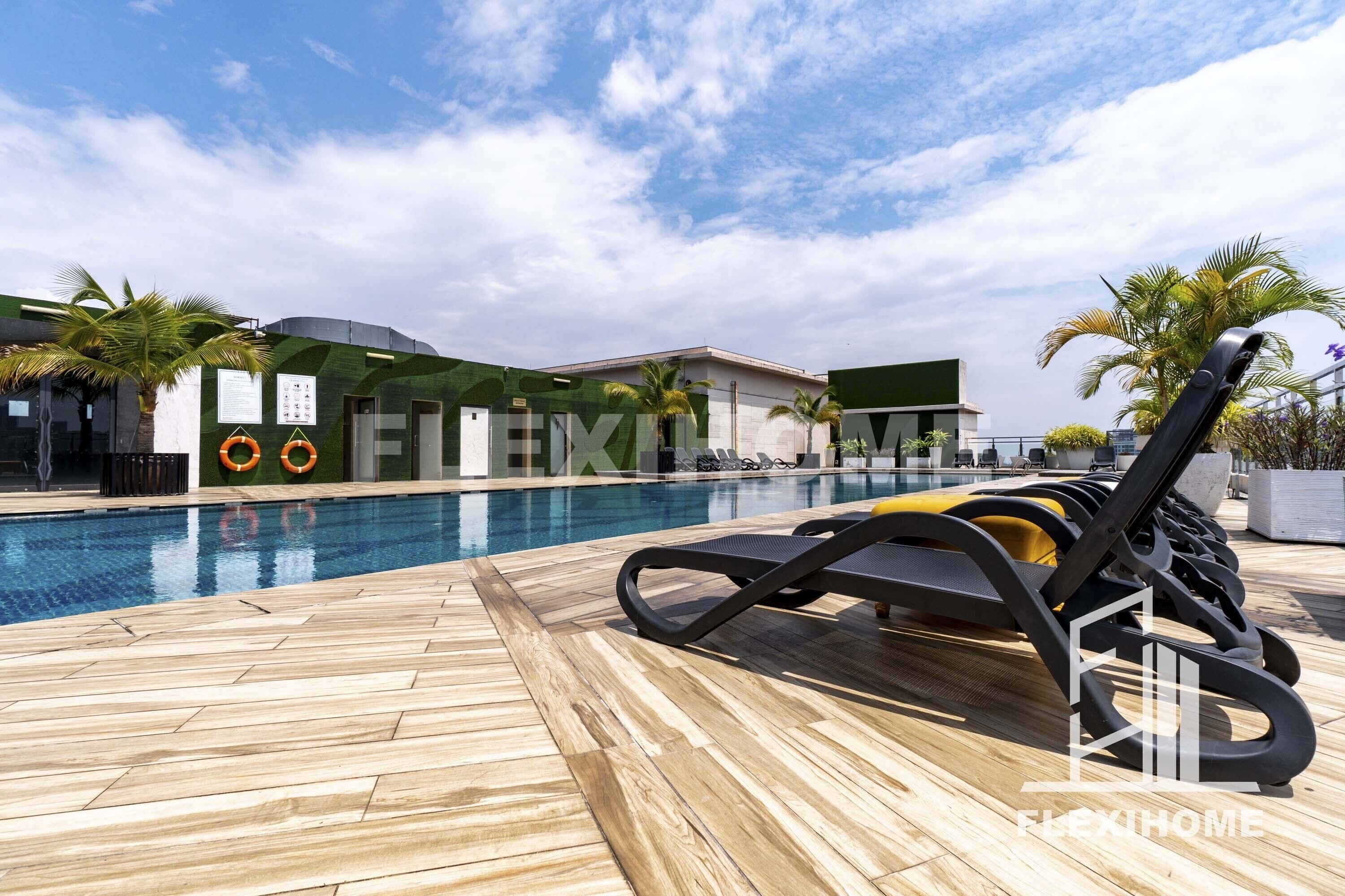 Outdoor pool, open 8:00 AM to 9:00 PM, pool loungers