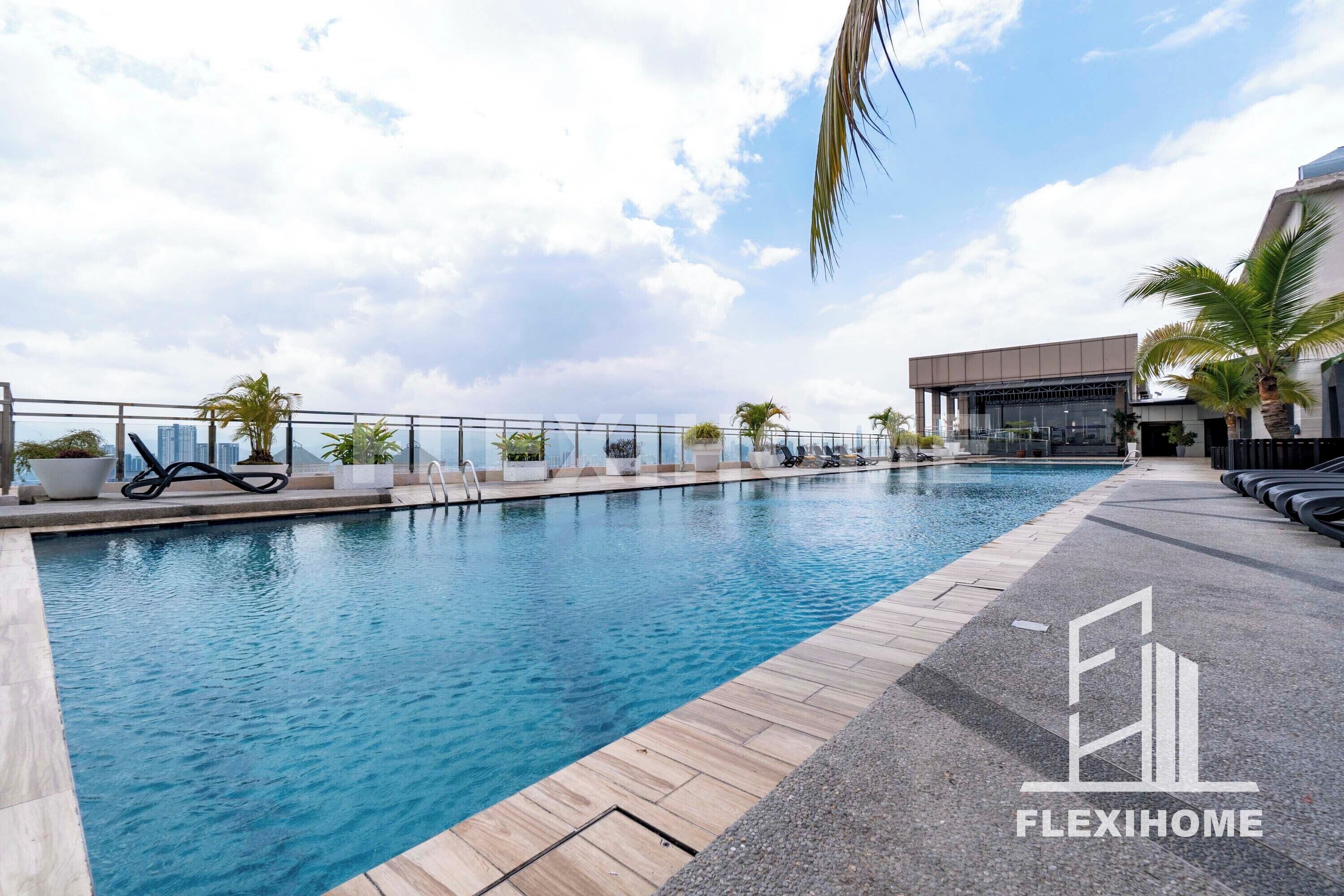 Piscina externa, funciona das 8h às 21h, espreguiçadeiras