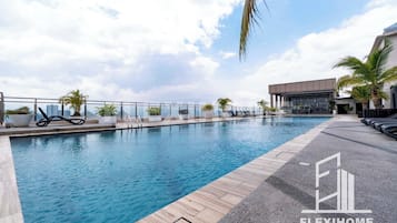 Piscina externa, funciona das 8h às 21h, espreguiçadeiras