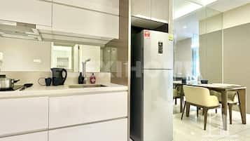 Basic Studio Suite, 1 Queen Bed, Non Smoking, Bathtub | Private kitchen | Full-size fridge, electric kettle, dining tables