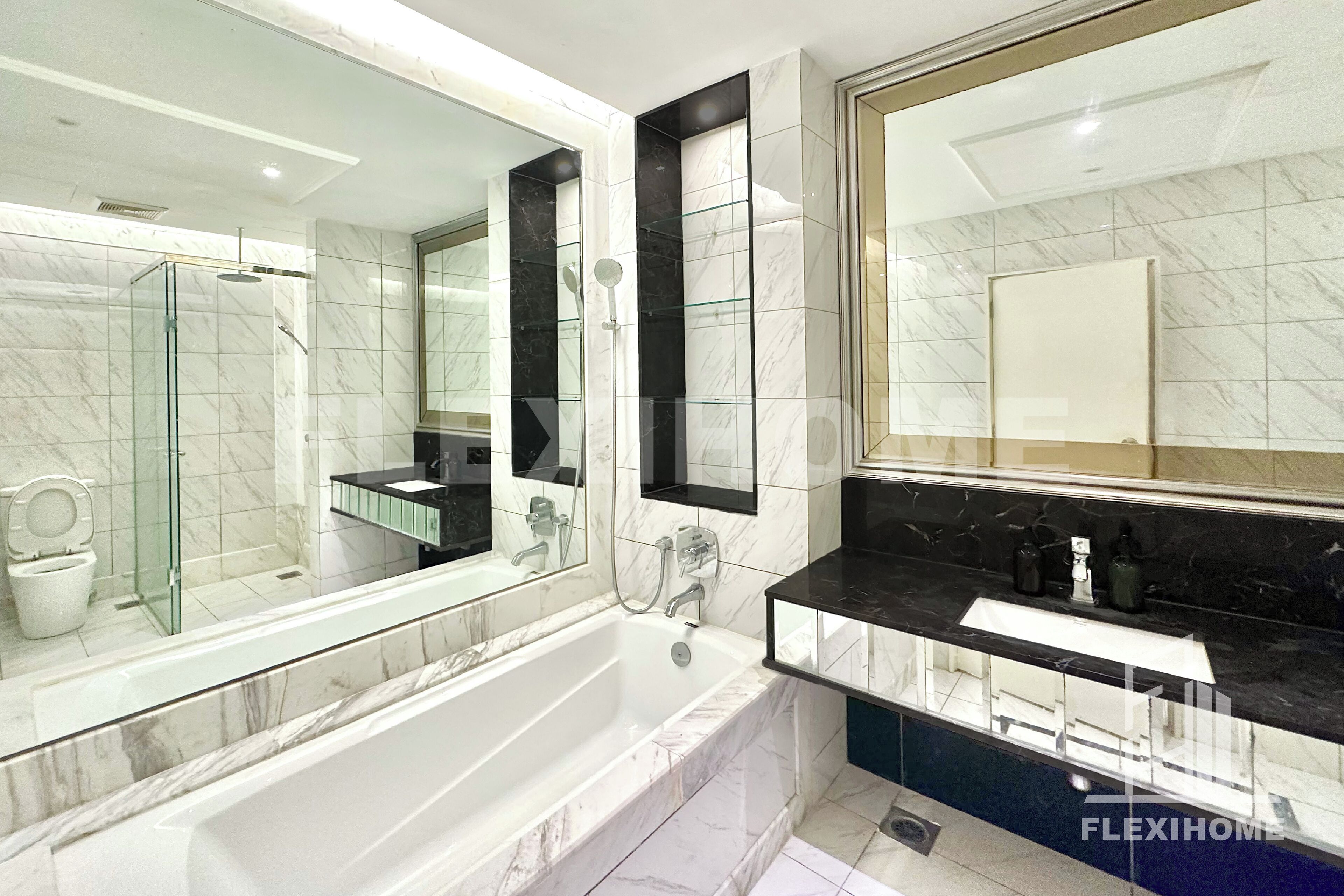 Suíte estúdio clássica, 1 cama Queen, para não fumantes, banheira | Banheiro | Banheira e chuveiro separados, chuveiro com efeito de chuva