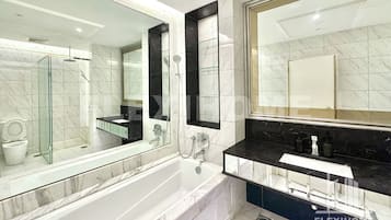 Suíte estúdio clássica, 1 cama Queen, para não fumantes, banheira | Banheiro | Banheira e chuveiro separados, chuveiro com efeito de chuva