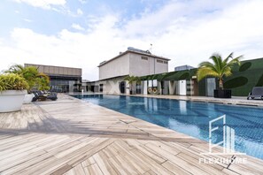 Alberca al aire libre, acceso de 08:00 a 21:00, y camastros 