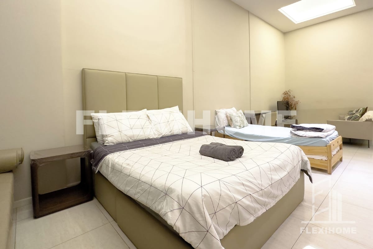 Design Studio Suite, Multiple Beds, Non Smoking, Bathtub | Individually decorated, individually furnished, desk, laptop workspace