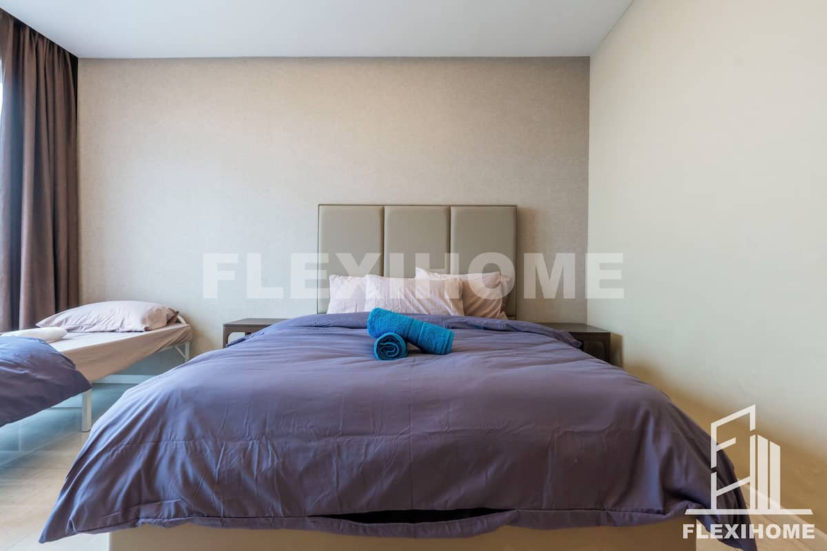 Family Studio Suite, Multiple Beds, Non Smoking, Bathtub | Individually decorated, individually furnished, desk, laptop workspace