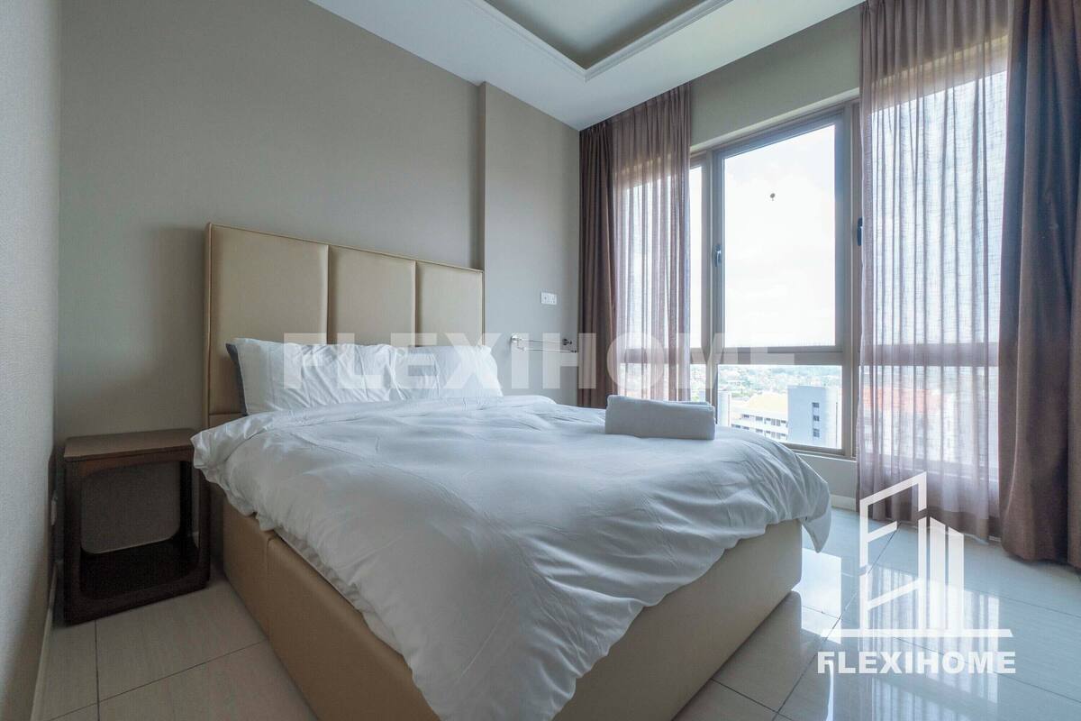 Comfort Studio Suite, 1 Queen Bed, Non Smoking, Bathtub | Desk, laptop workspace, blackout drapes, iron/ironing board