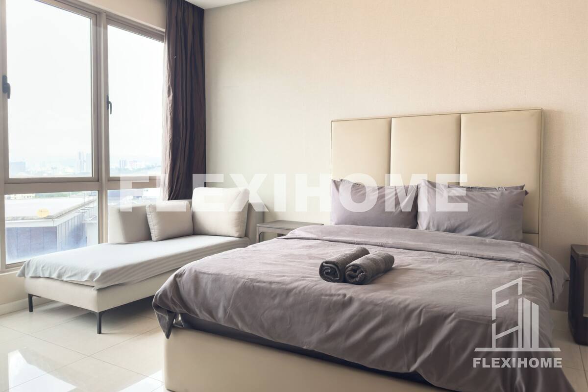 Family Studio Suite, 2 Queen Beds, Non Smoking, Bathtub | Desk, laptop workspace, blackout drapes, iron/ironing board