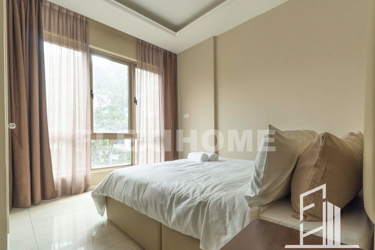 Business Studio Suite, 1 Queen Bed, Non Smoking, Bathtub | Desk, laptop workspace, blackout drapes, iron/ironing board