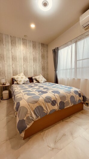 3 bedrooms, WiFi, bed sheets - 450 (Osaka)