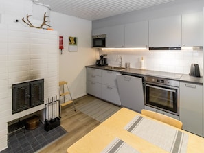 Køleskab, mikrobølgeovn, opvaskemaskine, køkkentøj/tallerkener/redskaber