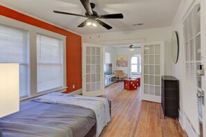 2 bedrooms, desk, iron/ironing board, free WiFi