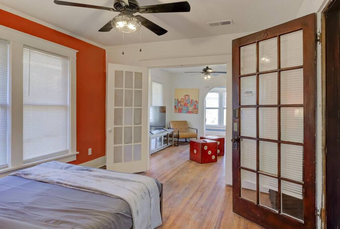 2 habitaciones, escritorio, tabla de planchar con plancha y wifi gratis 